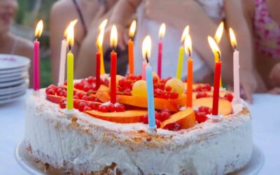 Den Tauftag mit einem Kuchen und mit Kerzen feiern